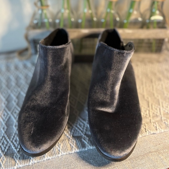 Very Volatile Ankle Booties Size 8, Light Blue. Velvet, outside zipper - Picture 2 of 8